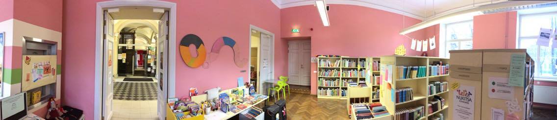 roosade seinte ja madalate raamaturiiulitega laste- ja noorteteenindus